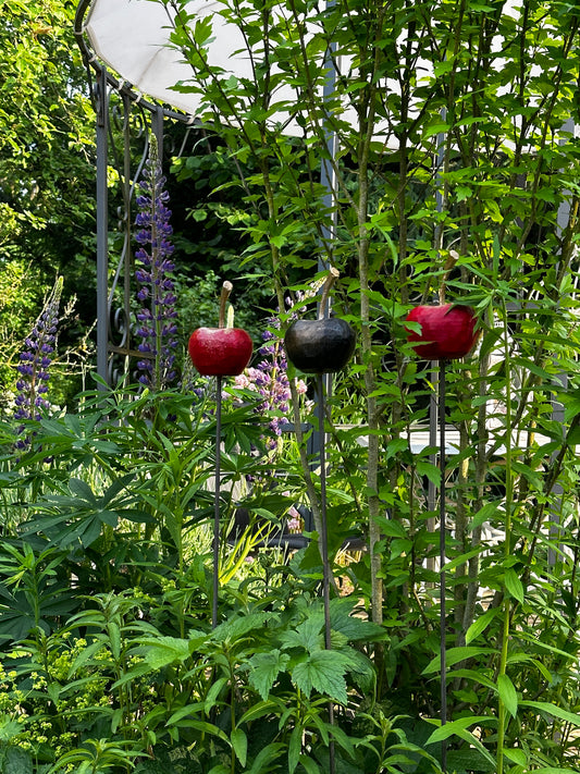 "Riesen Kirschen Gartenstecker: Ein fruchtiges Highlight für Ihren Garten"