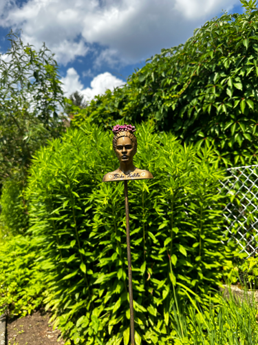 Gartenstecker > Frida Kahlo < Gold