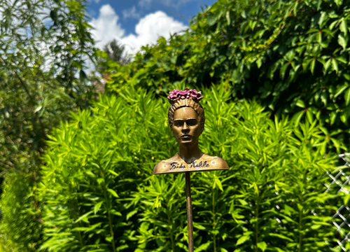 Gartenstecker > Frida Kahlo < Gold