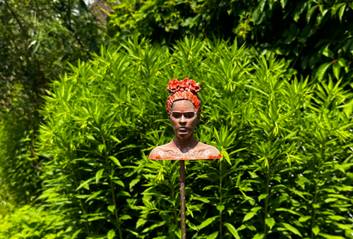 Gartenstecker > Frida Kahlo < Kupfer-Neonorange