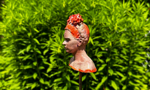 Gartenstecker > Frida Kahlo < Kupfer-Neonorange